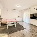 Apartmán Holiday Home Sara By Interhome Zadar